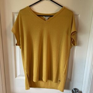 Orvis Women’s Medium V Neck Knit Goldenrod Top Blouse Short Sleeve